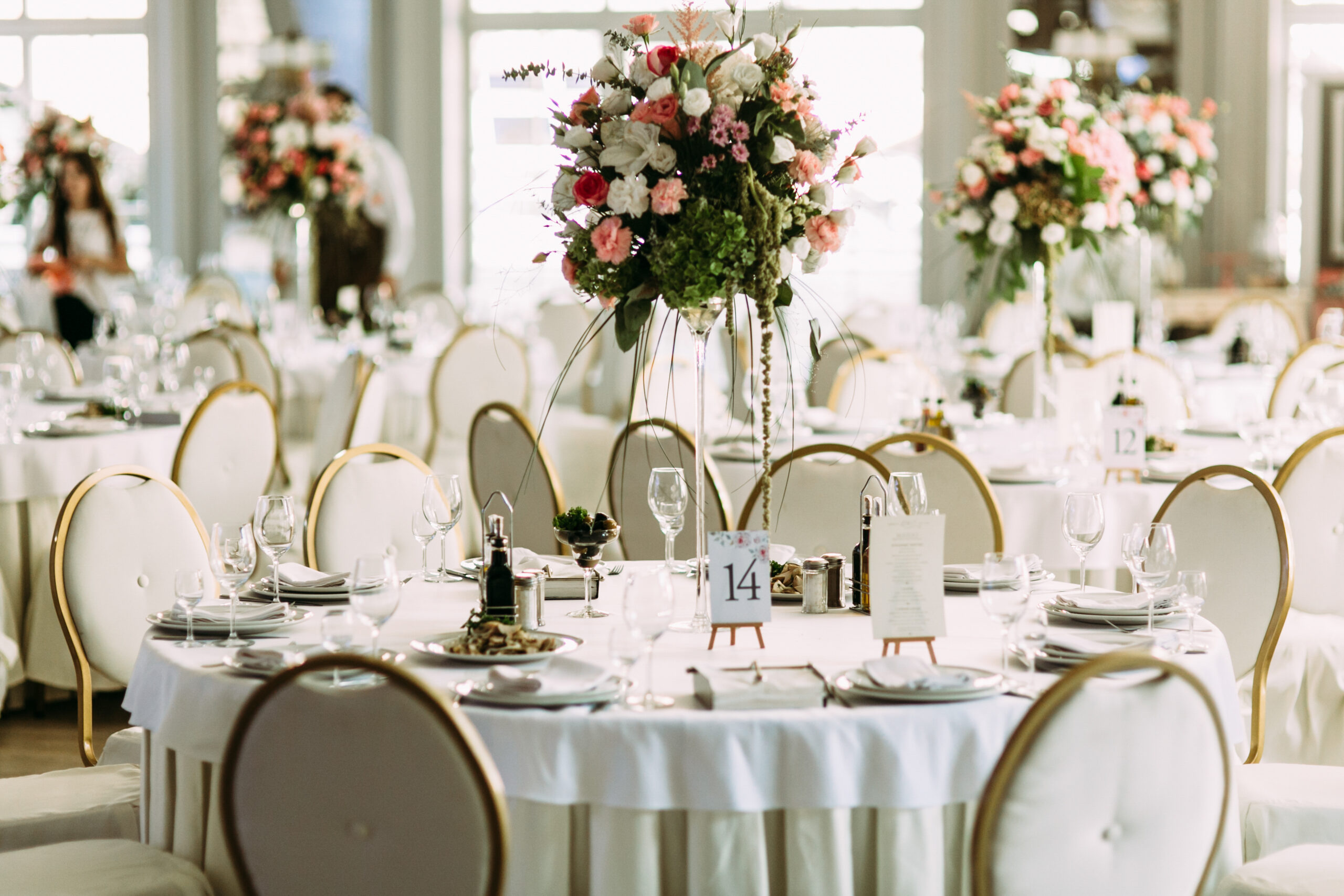 luxury-white-restaurant-is-prepared-for-the-wedding